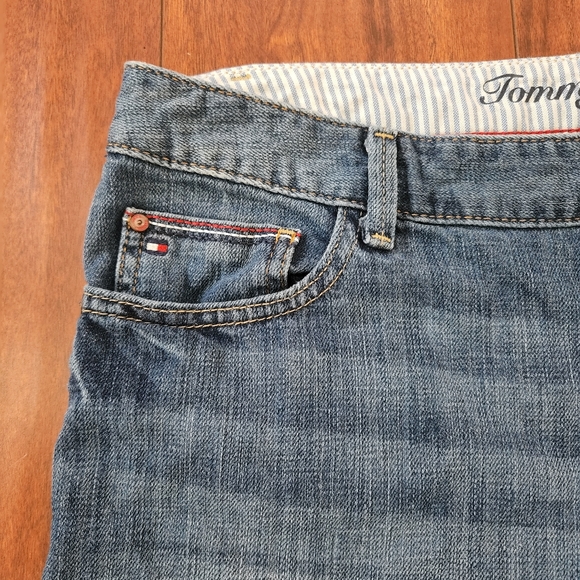 TOMMY HILFIGER DENIM ROLLED CUFFED JEAN SHORTS - Picture 4 of 4